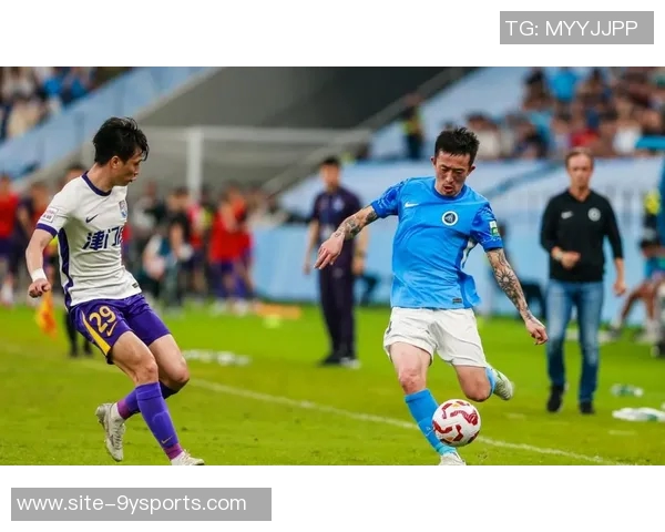 杨一鸣肘击被红牌罚下新鹏城领先后遭遇人数劣势